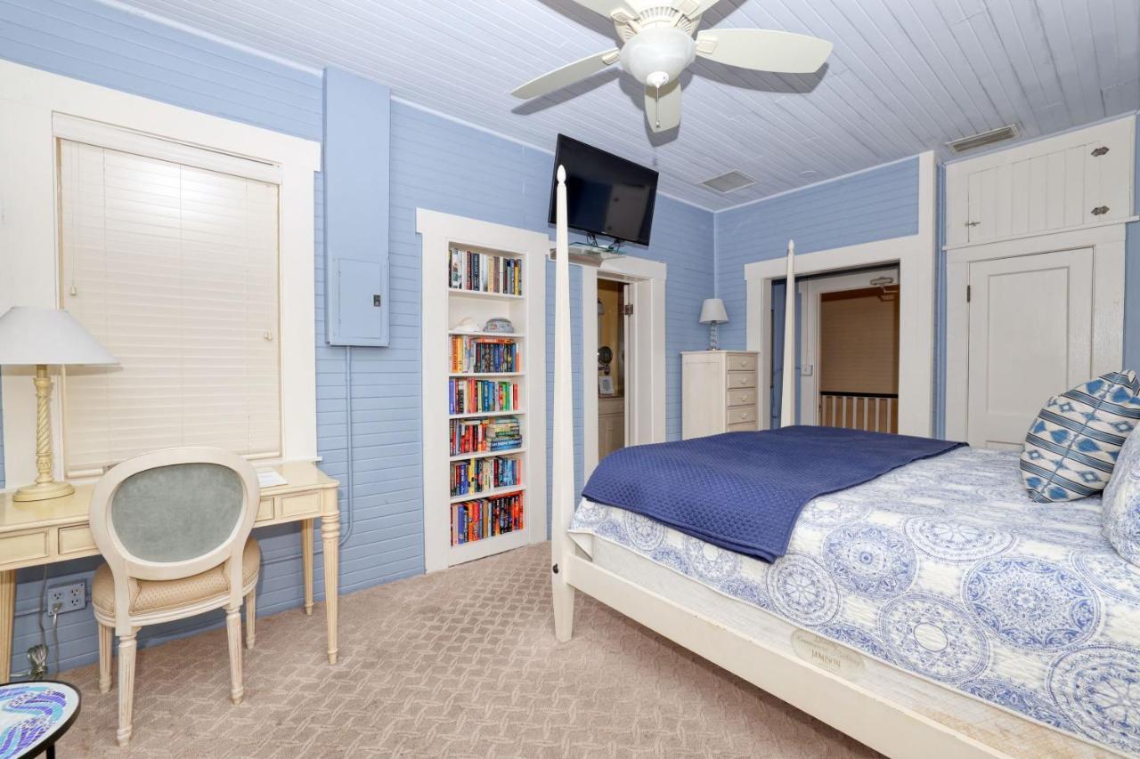 The Hibiscus House Of Fort Myers Exterior photo
