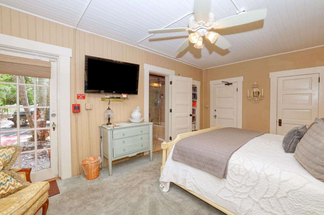The Hibiscus House Of Fort Myers Exterior photo